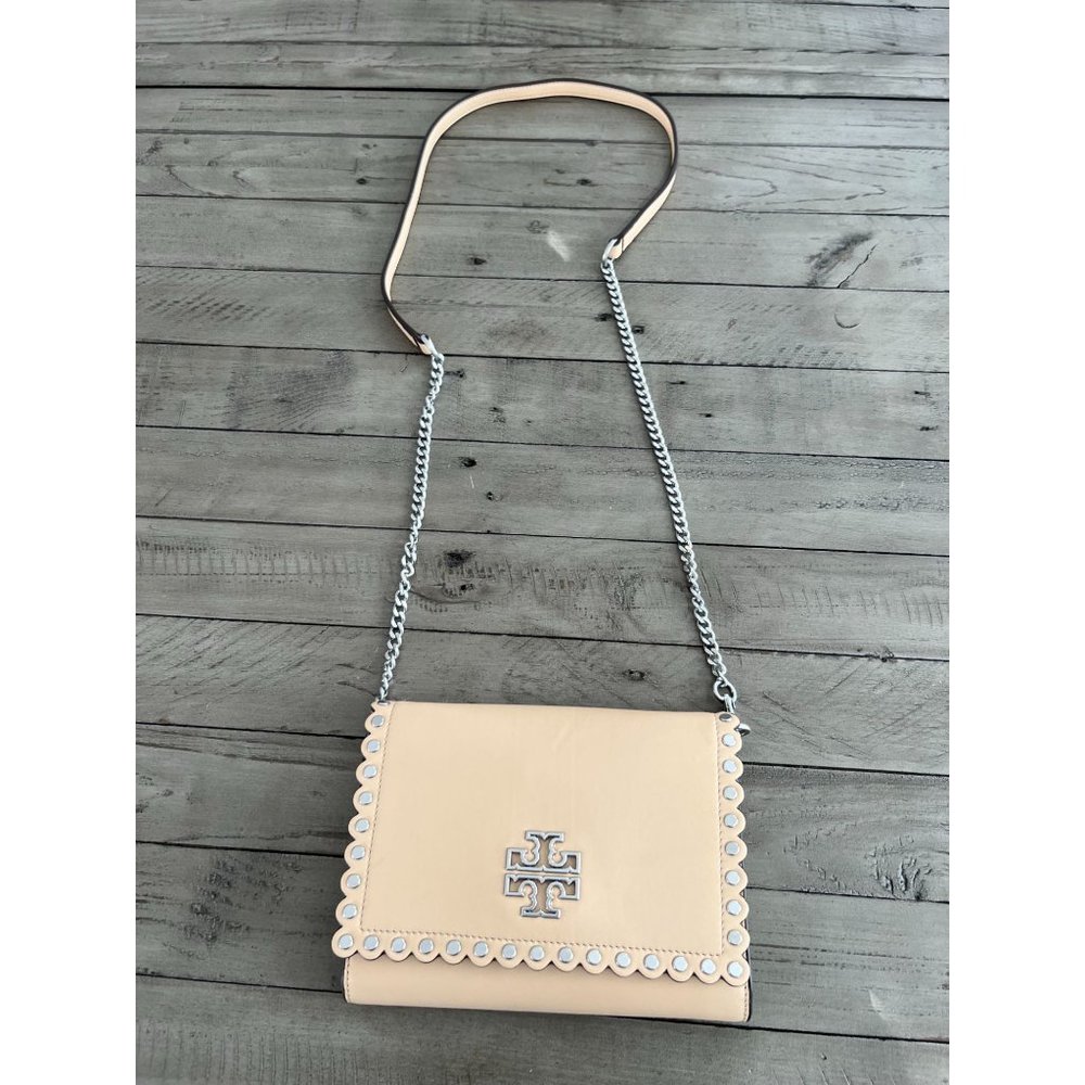 NEW TORY BURCH Britten Studs Chain Wallet Crossbody Bag Purse - Light Nougat